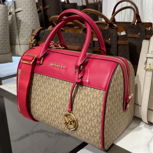 Michael Kors med Duffel Travel - Leather/Coated
Carmine Pink 
MD DUFFLES
NWT - Picture 1 of 16